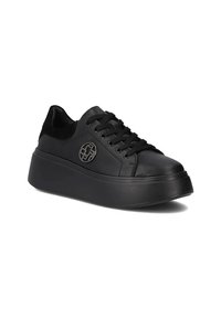 Czarne sneakersy z gładką skórzaną cholewką, okrągłym noskiem, grubą podeszwą i dekoracyjnym metalowym logo z boku. Zapięcie na sznurowadła.
