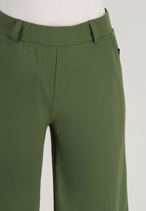 Olijfgroene rechte broek met riemlussen, gladde stof en een verborgen voorste sluiting, getoond op een torso-pop.