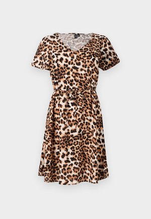 Šaty s leopardím vzorom, krátke rukávy, výstrih do V, stiahnutý pás a detail s viazaním. Materiál sa javí ako hladký s splývavou sukňou.