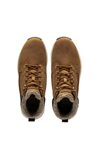 Bruine leren enkelboots met een gestructureerde afwerking, voorzien van gouden veters, een fluffy voering en een rubberen zool. Geen zichtbare merknaam of patronen.