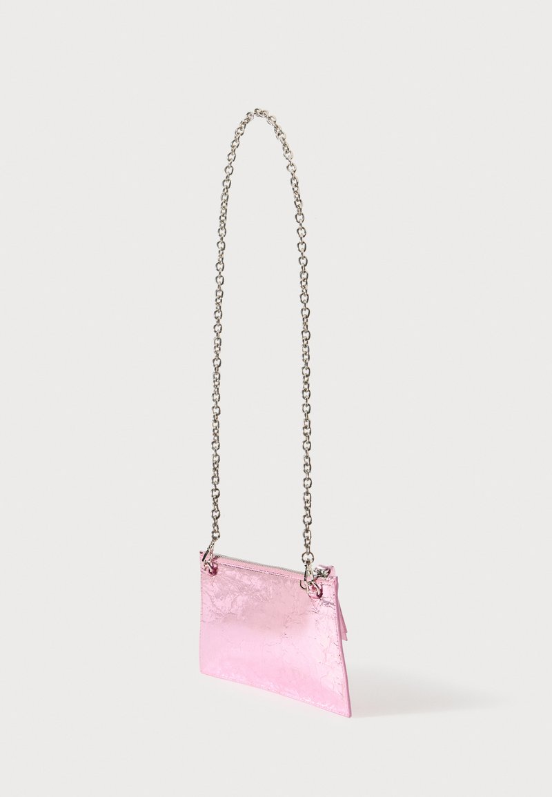 Bolso bandolera rosa de cuero sintético arrugado con una correa de cadena plateada y cierre de cremallera. Forma rectangular con diseño minimalista.