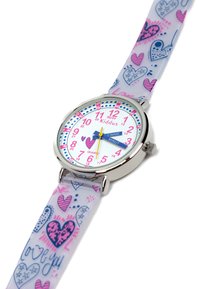 Montre à quartz avec un boîtier argenté, un cadran blanc, des marquages rose et bleu, et un bracelet transparent décoré de motifs de coeurs colorés et de texte.