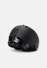 Fekete sísisak matt felülettel, sima felülettel, szellőzőnyílásokkal, állítható pánttal és címkékkel, amelyek között szerepel a "POC" és a "RECCO."