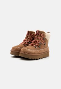 UGG CLASSIC ALPINE LACE-UP koniakowy
