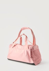 Μαλακή ροζ αθλητική τσάντα τύπου duffel με διπλές λαβές, ρυθμιζόμενο ιμάντα ώμου, μαύρη βάση και δίχτυ πλαϊνή τσέπη σε λευκό φόντο.