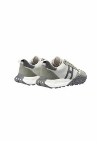Zapatillas deportivas ligeras que combinan materiales en tonos gris y verde oliva, con textura perforada y una suela robusta para ofrecer tracción.