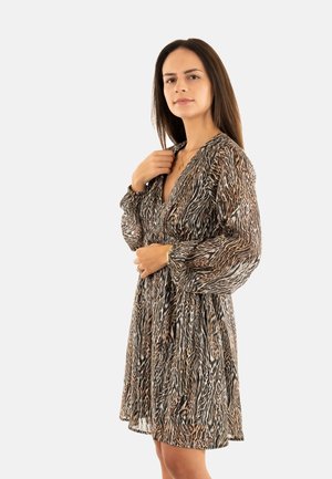 Abito mini a fantasia marrone e nera con profondo scollo a V, maniche lunghe, vita elastica e una texture di tessuto leggero e fluente.