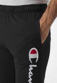 Champion ICONS CUFF PANTS LARGE LOGO - Pantalones deportivos - black
