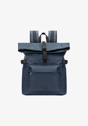 Granatowy plecak typu roll-top z czarną klamrą, przednią kieszenią na zamek, wyściełanymi ramiączkami i bocznymi paskami regulacyjnymi.