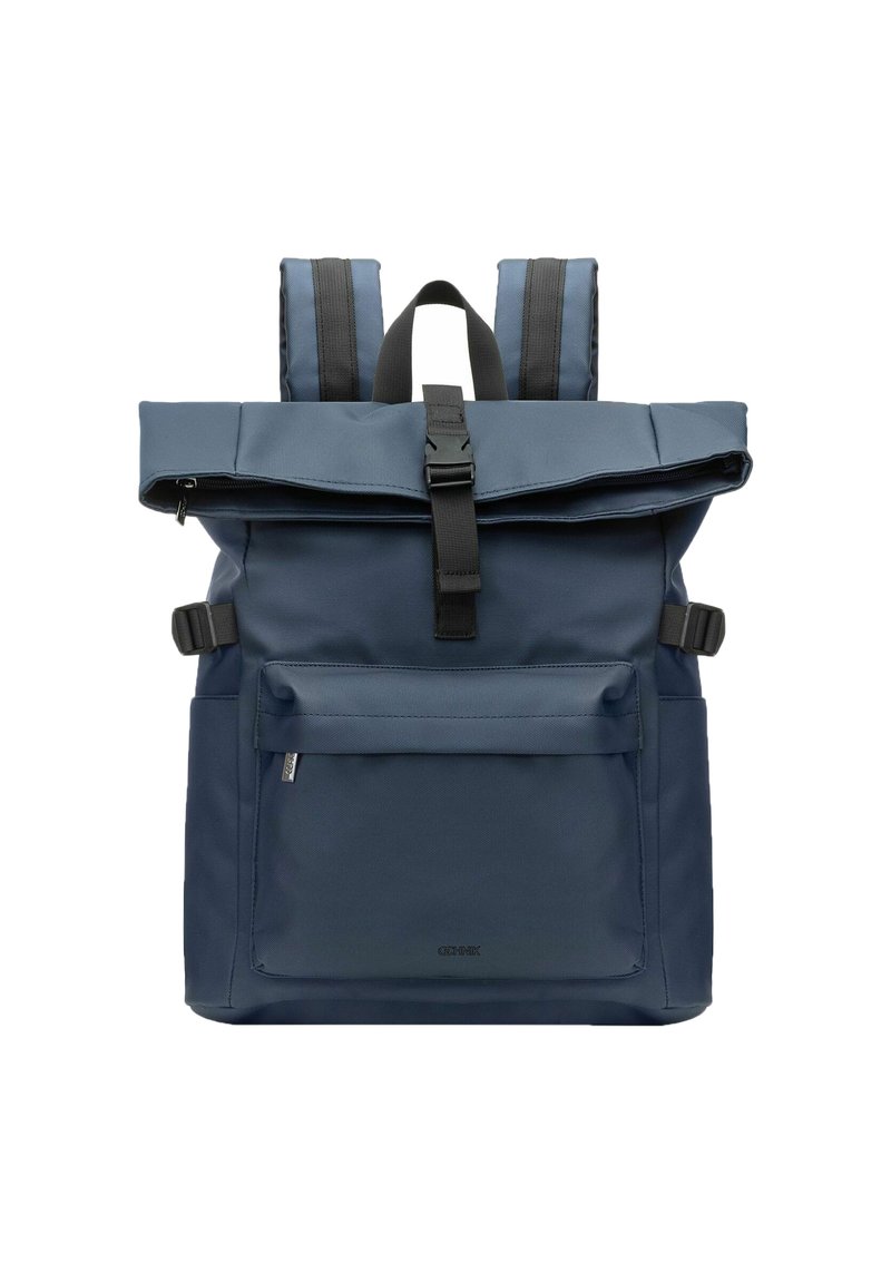 Granatowy plecak typu roll-top z czarną klamrą, przednią kieszenią na zamek, wyściełanymi ramiączkami i bocznymi paskami regulacyjnymi.