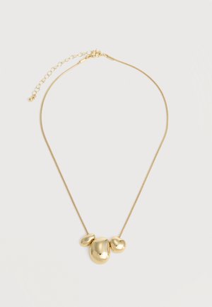 Collier doré avec trois pendentifs irréguliers en forme de galets lisses sur une chaîne fine avec fermoir réglable.