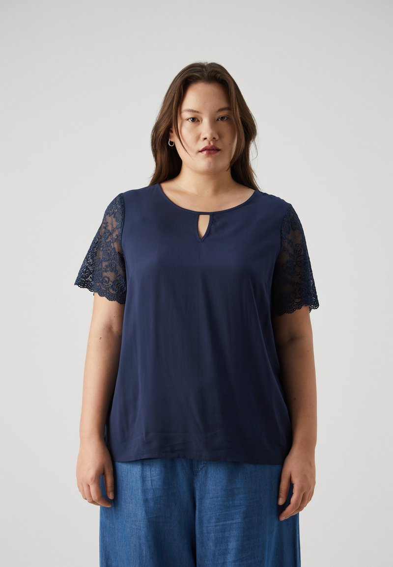 Vero Moda Curve VMCRUSK V NECK - Camiseta estampada - navy