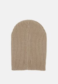 Gorro de malha canelada bege com uma textura suave e design aerodinâmico, apresentando um topo arredondado e riscas verticais por toda a parte.