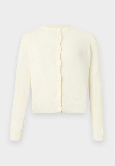 Μπεζ πλεκτή ζακέτα με μακριά μανίκια, στρογγυλή λαιμόκοψη και έξι κουμπιά μπροστά, απεικονισμένη σε απλό φόντο.