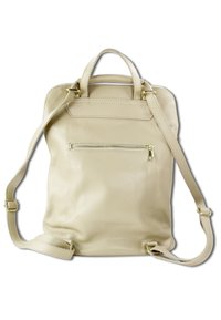 Beige leren rugzak met een textuurafwerking, twee handvatten aan de bovenkant, verstelbare schouderbanden en een ritsvak aan de voorkant. Accenten in goudkleurig metaal.