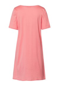 Różowa bawełniana sukienka t-shirtowa z okrągłym dekoltem i krótkimi rękawami. Jednolity kolor, miękka tekstura i długość do kolan. Brak wzorów i akcentów.