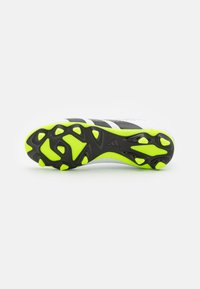 Suela de botas de fútbol negras y amarillas con un diseño texturizado. Presenta tacos prominentes para tracción y el logo de Adidas.