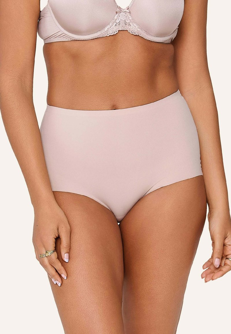 Høj talje, lyserøde trusser lavet af glat stof med sømløst design, udstyret med en taljebånd og uden synlige sømme.
