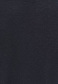 Tumma laivastonsininen puuvillakangas, jossa on sileä, teksturoitu poikkisuuntainen kuvio, tasaiset ompeleet eikä näkyviä koristeita tai korostuksia.