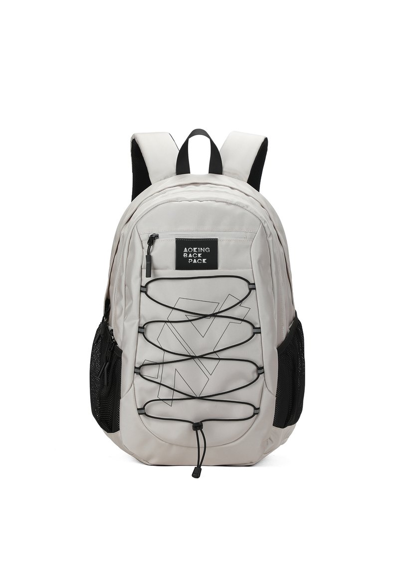 Zaino grigio chiaro con dettagli neri, dotato di un cordino bungee, tasche laterali in rete e una tasca frontale rettangolare. Texture liscia.