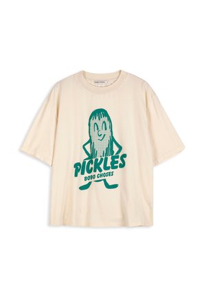 Beige T-Shirt mit kurzen Ärmeln, grüner Cartoon-Gurke als Motiv und dem Text "PICKLES BOBO CHOSES" auf der Vorderseite.
