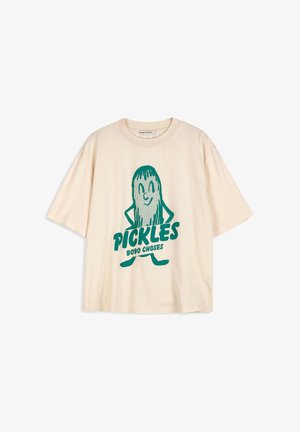 T-shirt beige à manches courtes avec un personnage de cornichon dessin animé vert et le texte "PICKLES BOBO CHOSES" sur le devant.