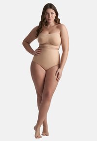 Costume da bagno senza spalline color nudo con arricciatura al busto e parte inferiore a vita alta, caratterizzato da una texture liscia e un design aderente.