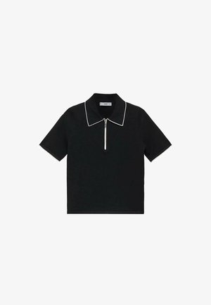 Schwarz kurzärmliges Polohemd mit Reißverschlusskragen, das mit einem kontrastierenden weißen Besatz entlang des Kragens und des Reißverschlusses für zusätzliche Details ausgestattet ist.