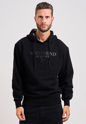 Felpa nera con cappuccio, con un logo frontale che recita "RICHMOND LONDON" in lettere eleganti e in rilievo. Presenta un cappuccio con cordino e polsini a coste.