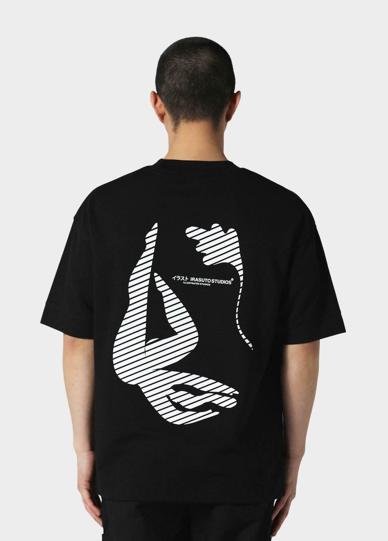 Sort bomuld t-shirt med et hvidt grafisk motiv af håndskitser med vandrette striber, placeret på ryggen. Rund hals design.