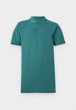 Teal kortermet polo-skjorte med to svarte knapper og ribbet krage på lys grå bakgrunn.