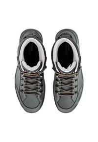 Grijze hoge outdoor schoenen met een gestructureerde suède afwerking, voorzien van gemusterde veters, een gevoerde kraag en verstevigde veterogen.