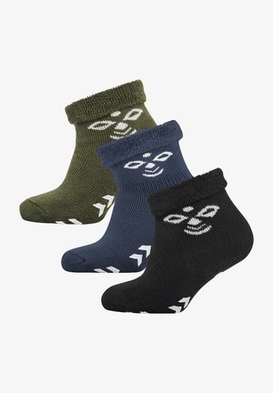 Drei Paar Knöchelsocken in Olivgrün, Marineblau und Schwarz, mit geripptem Struktur und weißen Logodesigns an den Bündchen und Seiten.