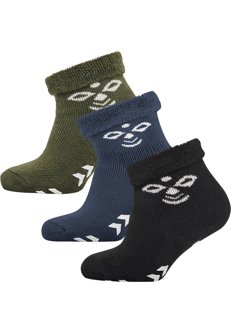 Tre par ankelsockor i olivgrön, marinblå och svart, med ribbad textur och vita logotypdesigns på mudden och sidorna.