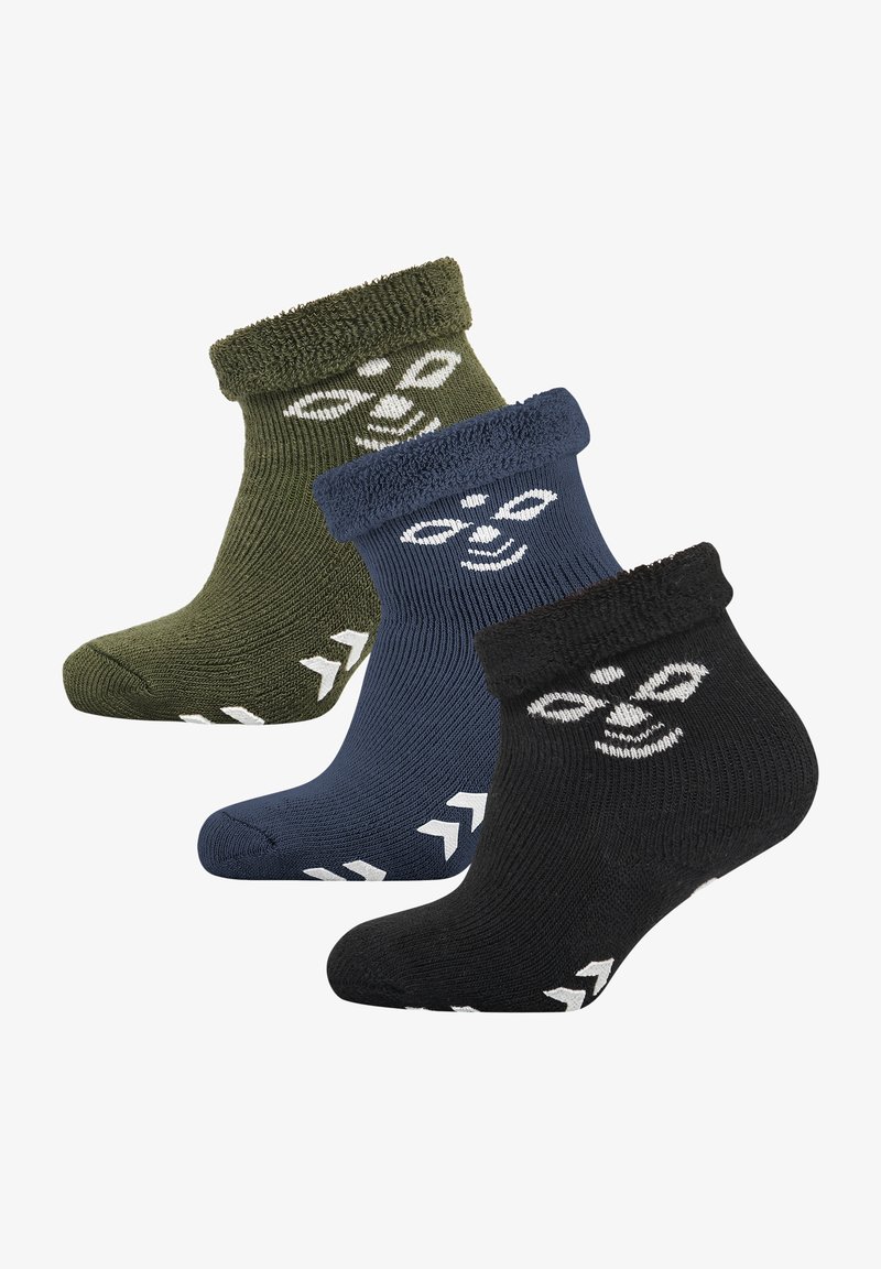 Tre par ankelsockor i olivgrön, marinblå och svart, med ribbad textur och vita logotypdesigns på mudden och sidorna.