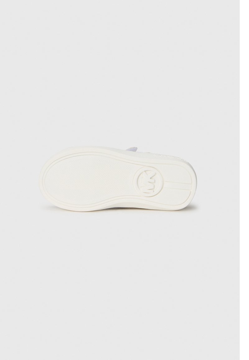 Semelle de sneaker blanche en caoutchouc avec une surface texturée et un logo circulaire. Le design présente une finition lisse et une courbure subtile.