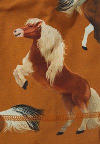Tecido estampado com cavalos castanhos e brancos com crinas texturizadas sobre um fundo laranja quente, destacando um design brincalhão e dinâmico.
