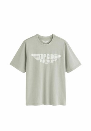 Hellgraues T-Shirt mit kurzen Ärmeln und weißem "Top Gun Maverick"-Schriftzug sowie gewölbtem Logo mittig auf der Brust.