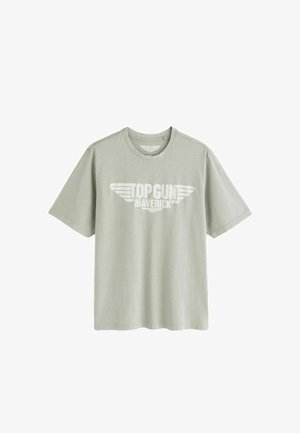Hellgraues T-Shirt mit kurzen Ärmeln und weißem "Top Gun Maverick"-Schriftzug sowie gewölbtem Logo mittig auf der Brust.