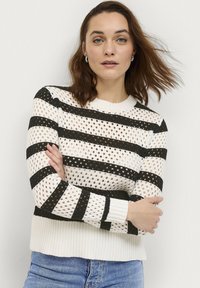 Gehaakt pullover met open structuur, voorzien van horizontale zwart-witte strepen, geribbelde boorden en zoom. Licht, gestructureerde stof.