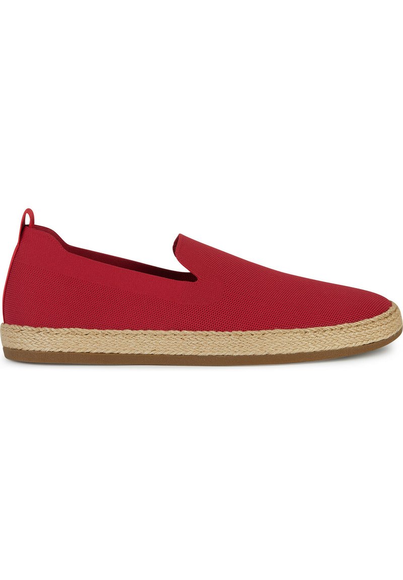 Espadrillas rosse slip-on realizzate in tessuto testurizzato, con suola in juta intrecciata e base in gomma beige. Sides aperti per una maggiore traspirabilità.
