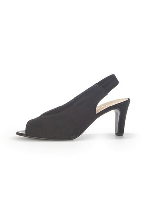 Zwarte suede slingback schoen met open teen, lage hak en een gladde textuur. Heeft een band aan de achterkant voor een stevige pasvorm.