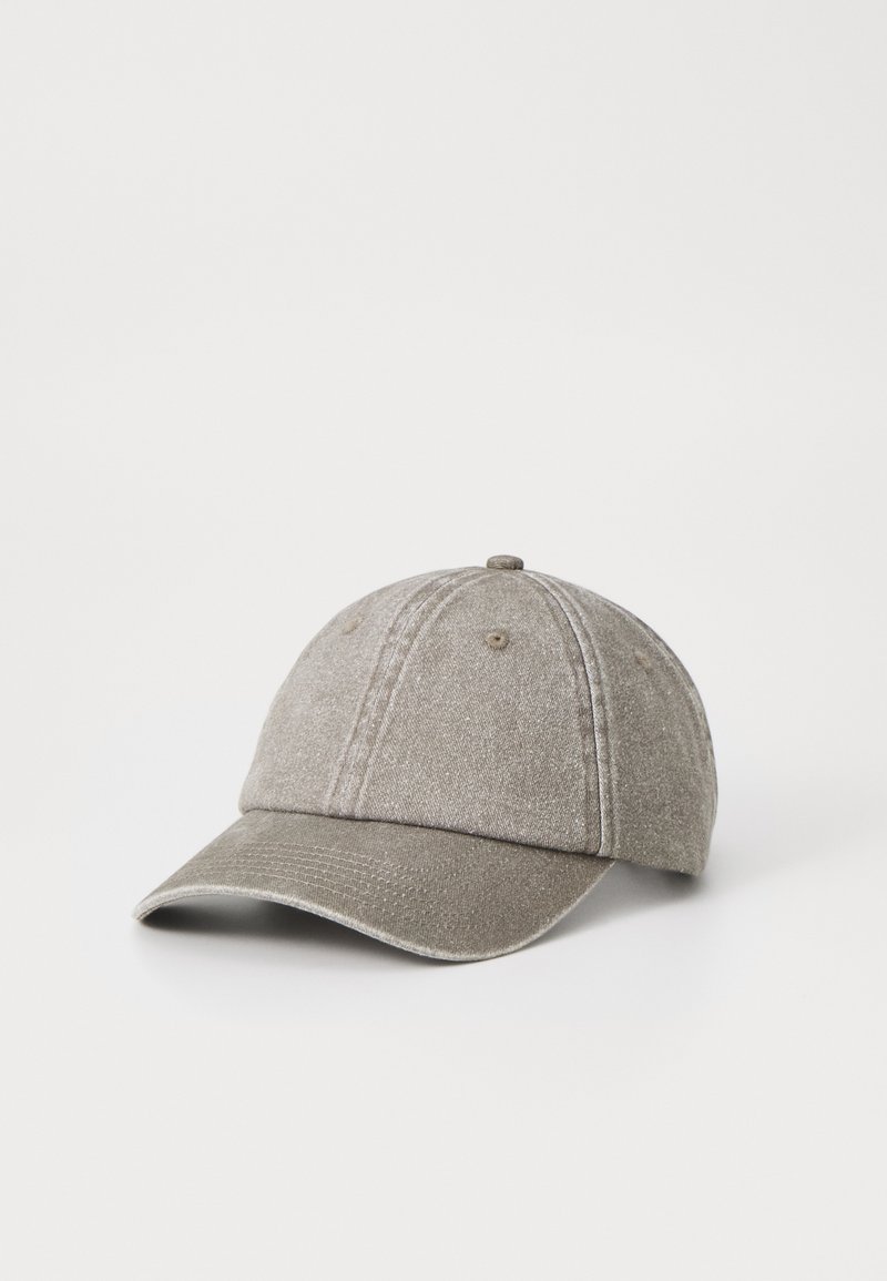 Grå bomull baseball caps med buet brem, synlig søm og fem ventilasjons-hull. Teksturert stoff med myk finish.