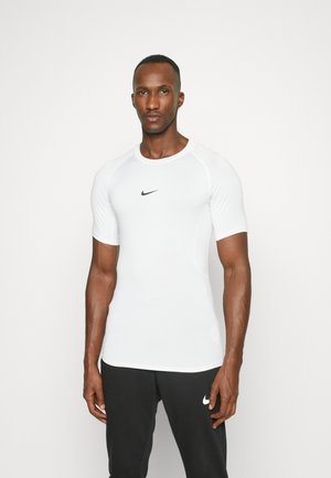 Vit sport-t-shirt med korta ärmar, figurnära design och svart Nike-logotyp på bröstet. Slät tyg och kontrasterande sömsdetaljer.