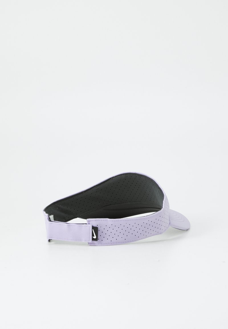 Visière violette avec une bride courbée, fabriquée en matériau perforé. Présente une doublure intérieure noire et une étiquette de logo. Sangle ajustable à l'arrière.