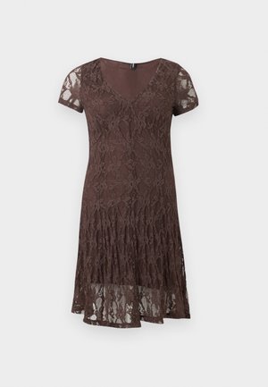 Rövid barna csipkeruha rövid ujjakkal, V-nyakkivágással és virágmintával, rétegezett szegélyrészlettel.