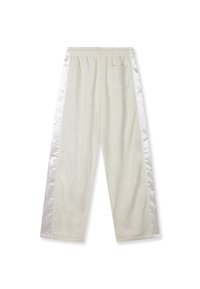 Hose in Cremefarbe mit elastischem Bund, satinierten Seitenstreifen und einer einzelnen Gesäßtasche, flach auf weißem Hintergrund ausgelegt.