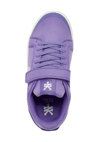 Zapatillas moradas con un upper de tela suave, cordones tradicionales, una correa de Velcro y detalles de logo en blanco. La suela es blanca y texturizada.