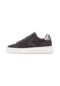 Sneaker in suede grigio con suola in gomma bianca, dotato di lacci grigi, occhielli rinforzati e un design elegante. Branding minimalista sul tallone.