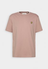 Camiseta de algodón rosa con cuello redondo y mangas cortas. Presenta un pequeño logotipo bordado en amarillo en el lado izquierdo del pecho. Corte estándar.